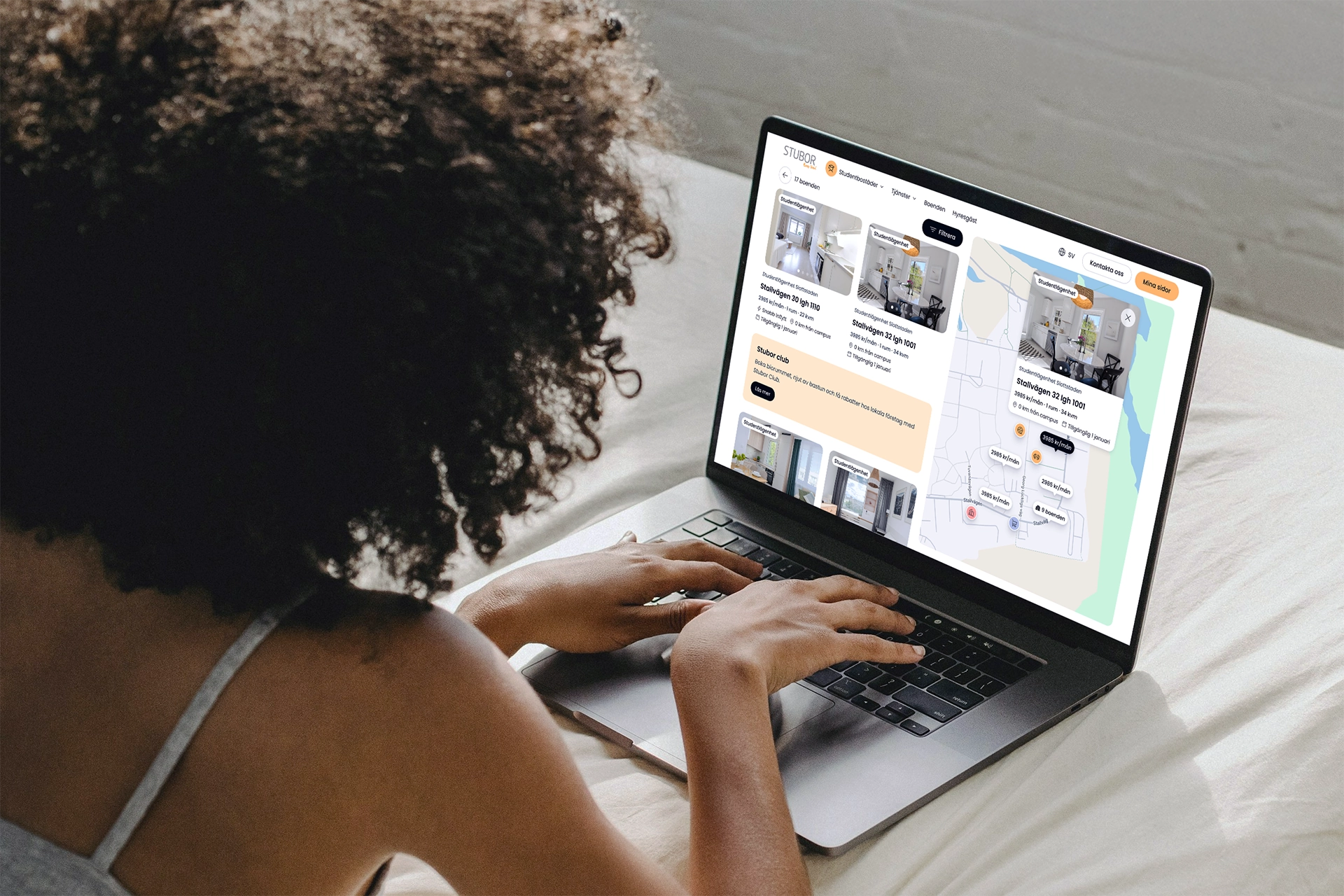 Student söker bostad via Stubors webbplats på en laptop, med karta och listvy över lediga studentlägenheter.