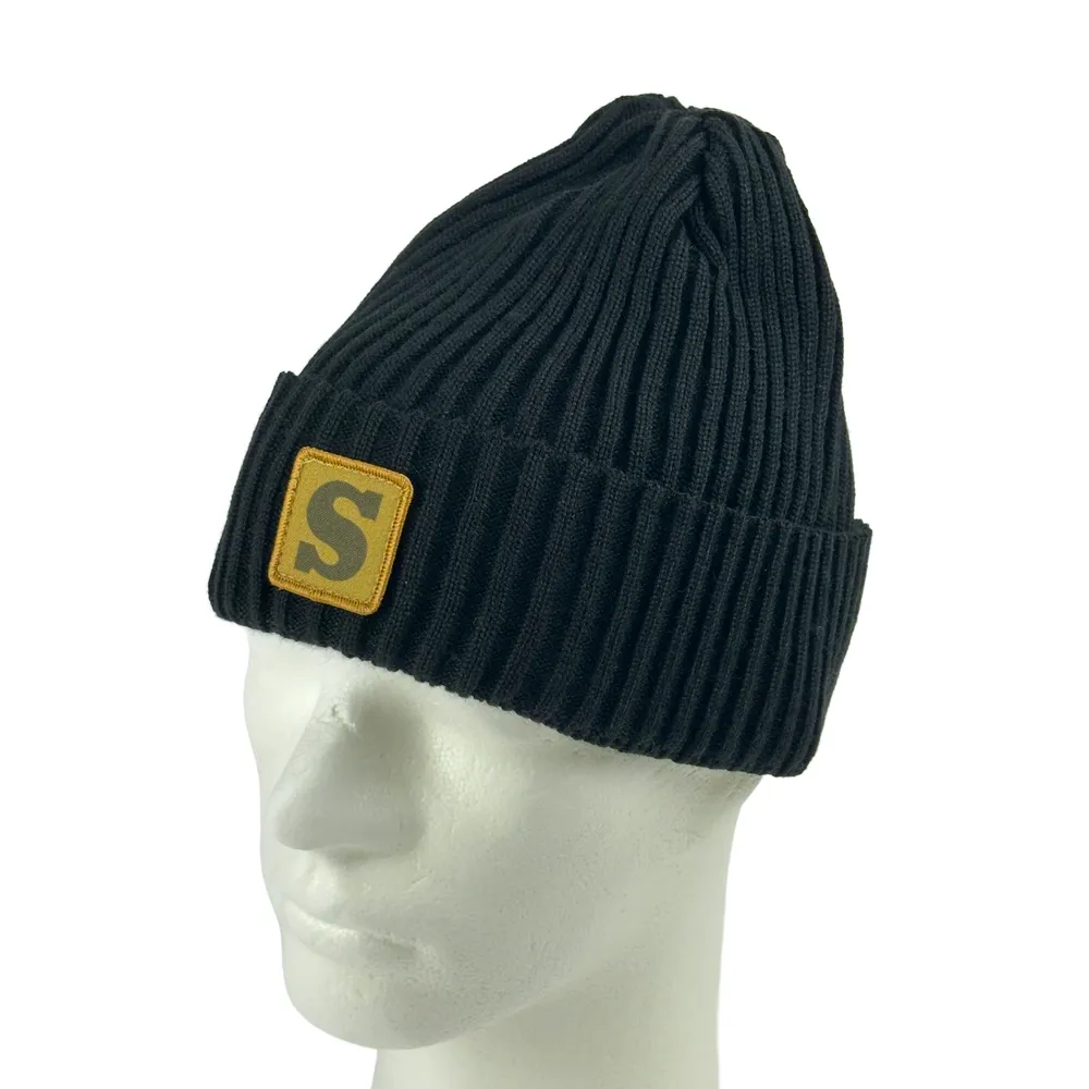 Stickad mössa, svart