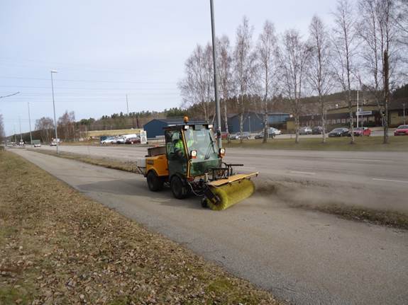 Vintergrus sopas bort från gång- och cykelvägarna