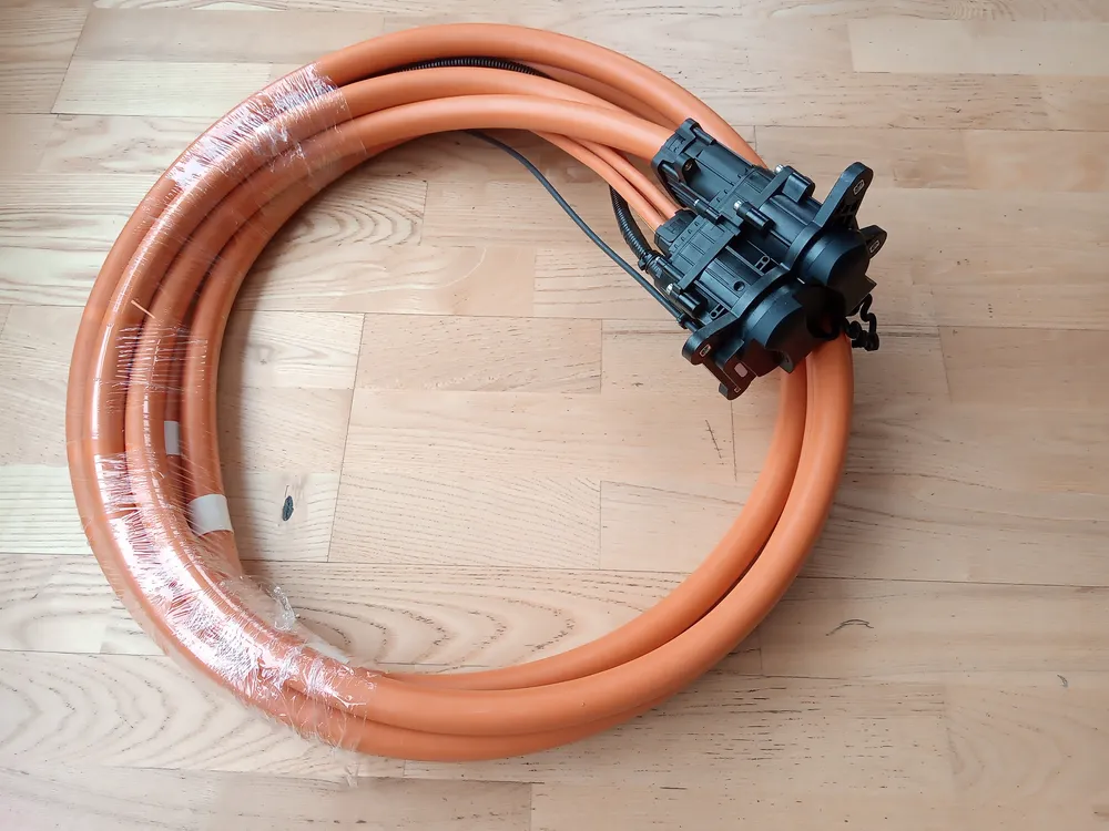 Charger inlet AC63A (CCS2) DC500A 