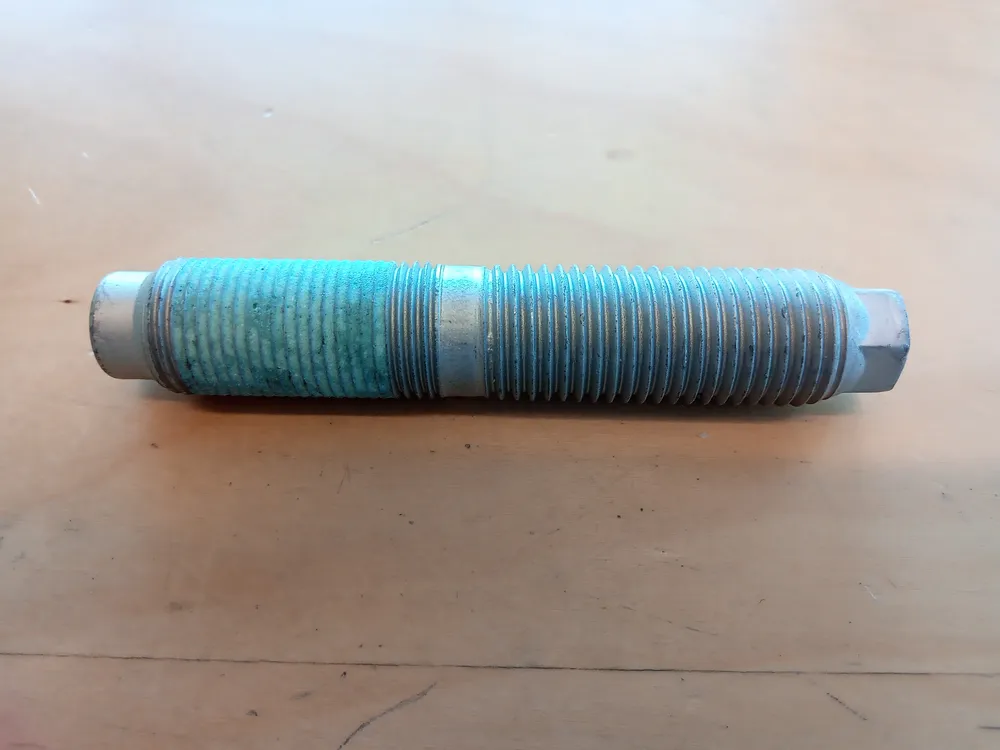 Wheel stud FLT