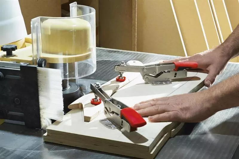 Horisontalspännare med öppen arm och horisontal basplatta ST BESSEY