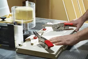 Horisontalspännare med öppen arm och horisontal basplatta ST BESSEY