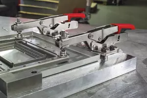 Horisontalspännare med öppen arm och horisontal basplatta ST BESSEY