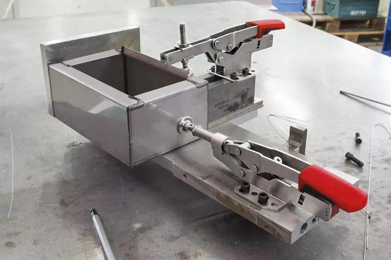 Skjutstångspännare med horisontal basplatta STC-IHH /35 BESSEY