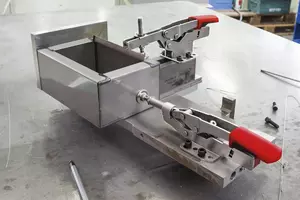 Skjutstångspännare med horisontal basplatta STC-IHH /35 BESSEY