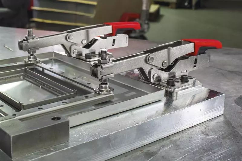 Horisontalspännare med öppen arm och horisontal basplatta ST BESSEY