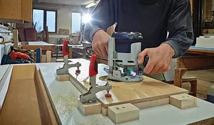 Vertikalspännare med öppen arm och horisontal basplatta STC- BESSEY