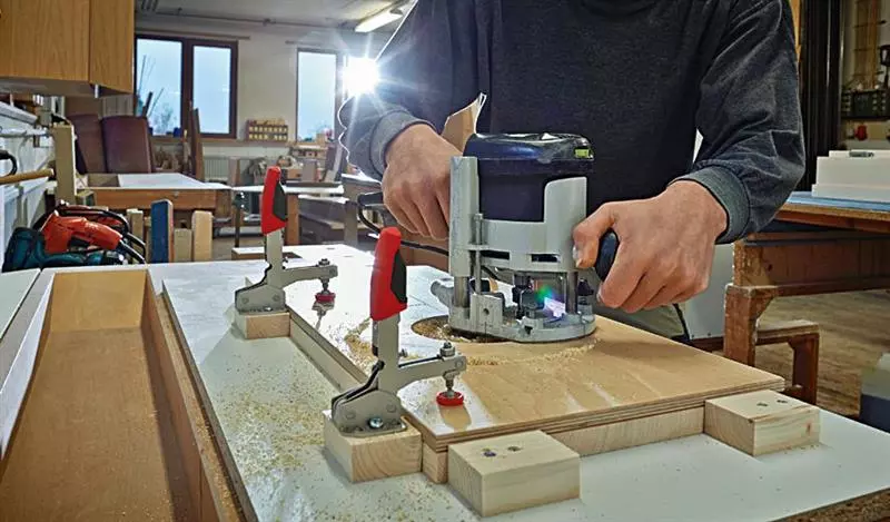 Vertikalspännare med öppen arm och horisontal basplatta STC- BESSEY