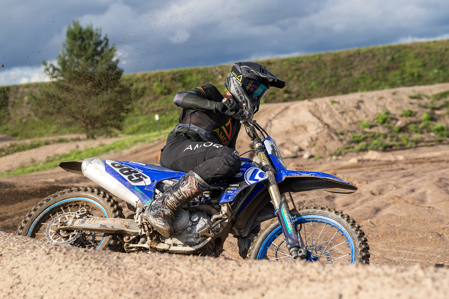 AMOQ Friction MIPS Carbon Hjälm Svart/Grå