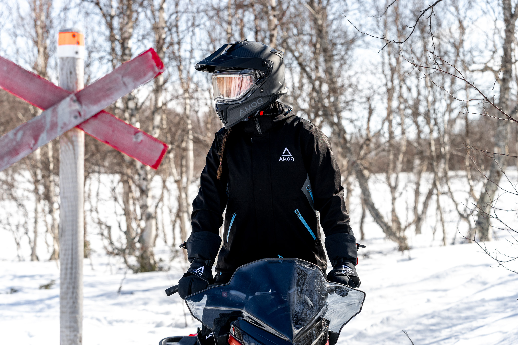 AMOQ Recoil Kolfiberhjälm med elvisir Blackout