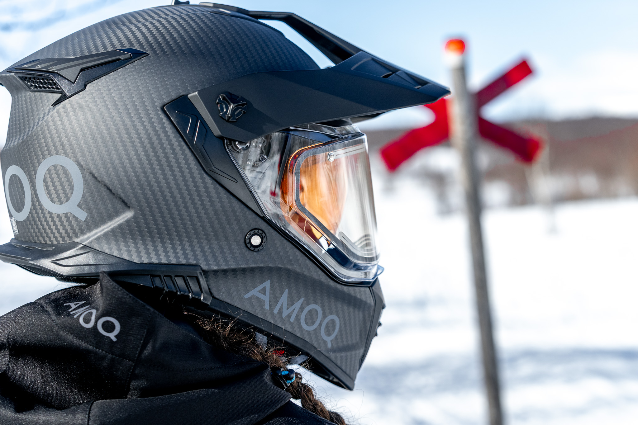 AMOQ Recoil Kolfiberhjälm med elvisir Blackout