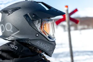 AMOQ Recoil Kolfiberhjälm med elvisir Blackout