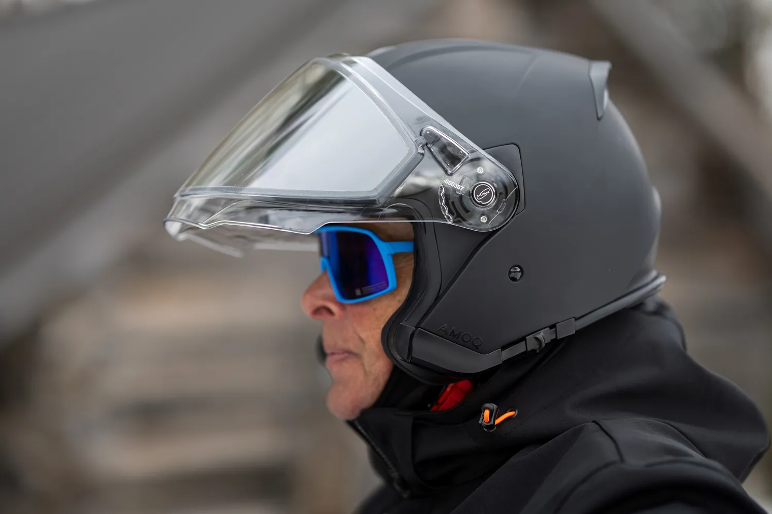 AMOQ Cluster Hjälm med dubbelvisir Blackout