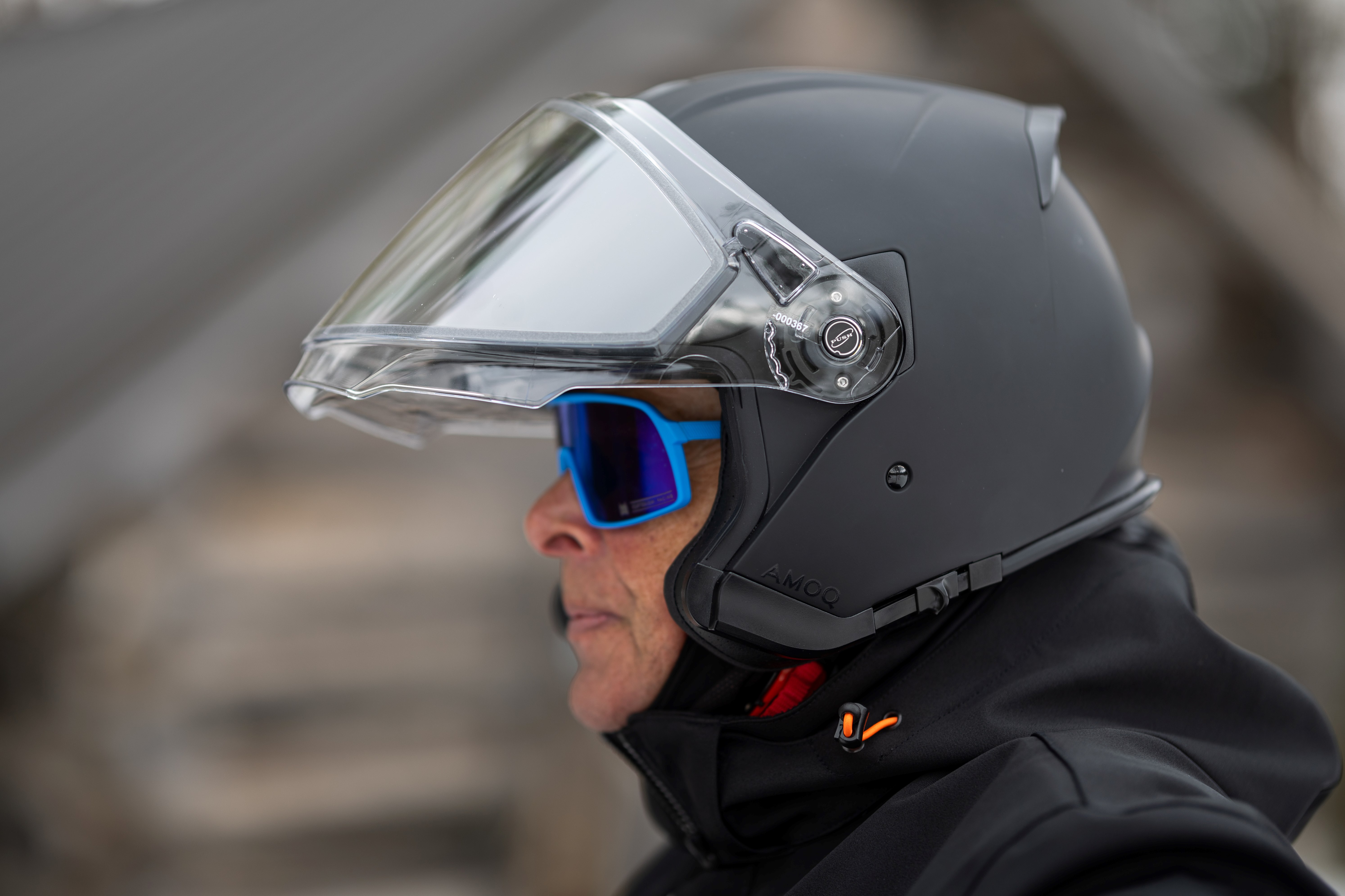 AMOQ Cluster Hjälm med dubbelvisir Blackout