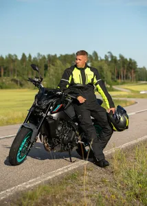 Lindstrands textiljacka Lomsen Svart/HV gul 