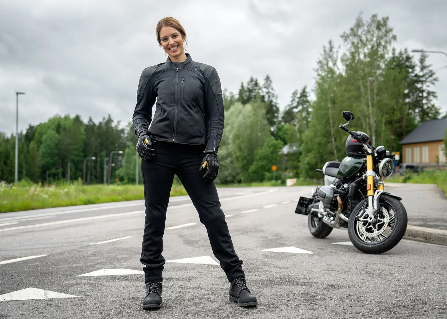 Halvarssons Jeans Rogen Woman Svart Kort