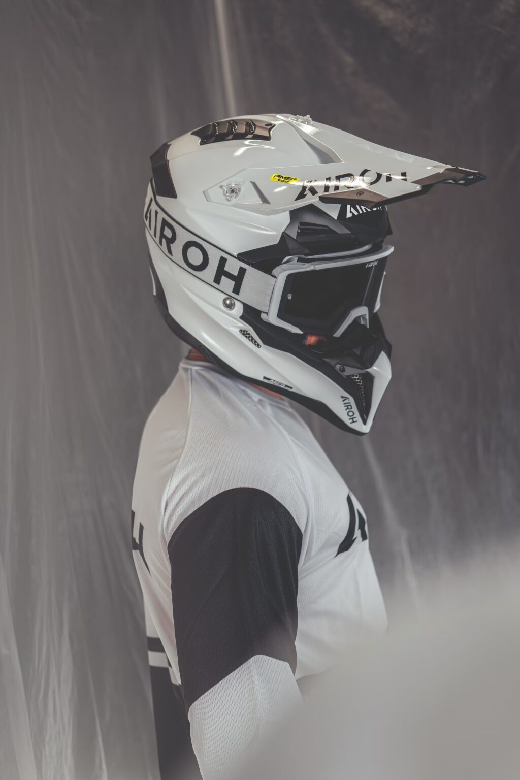 Airoh Hjälm Aviator 3 FIM vit glansig