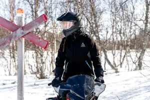 AMOQ Recoil Kolfiberhjälm med elvisir Blackout