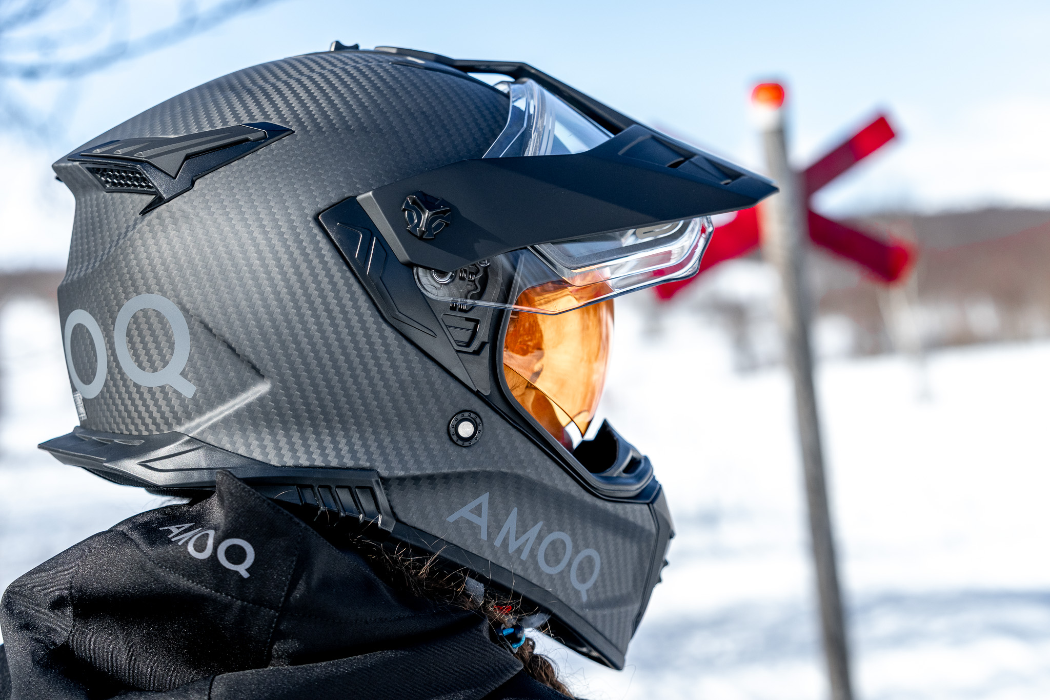 AMOQ Recoil Kolfiberhjälm med elvisir Blackout