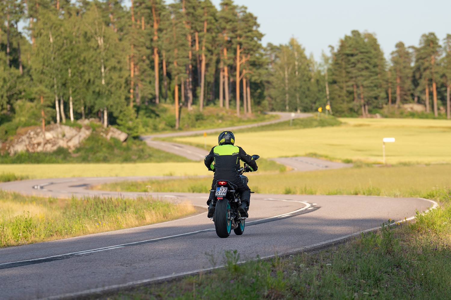 Lindstrands textiljacka Lomsen Svart/HV gul 