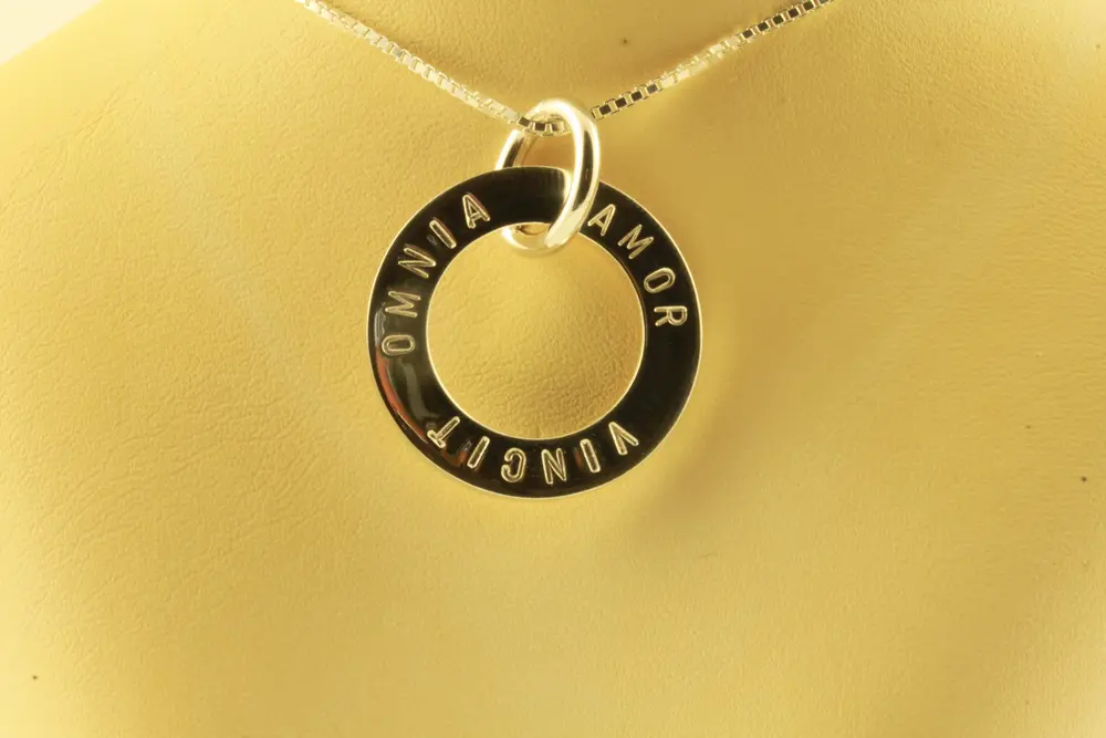 Namnsmycke rund 25mm silver