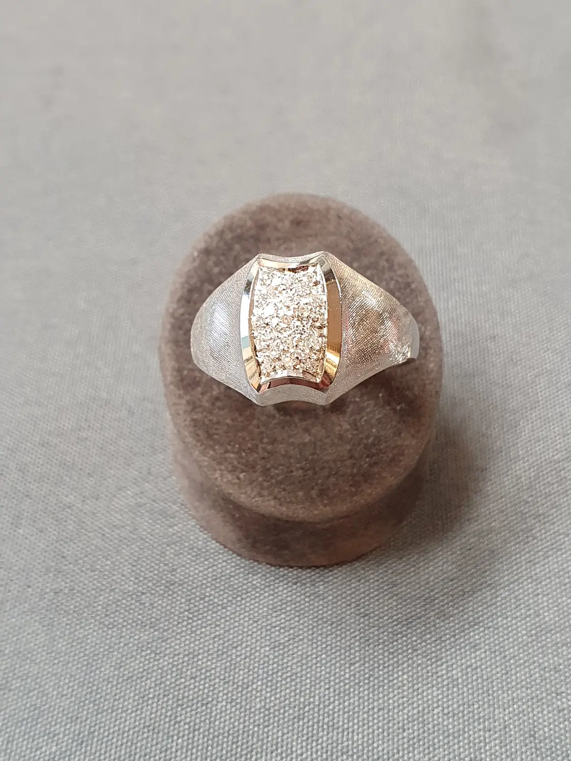 Ring med stenar 57,0 5,9gr 18Kvg