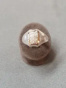 Ring med stenar 57,0 5,9gr 18Kvg
