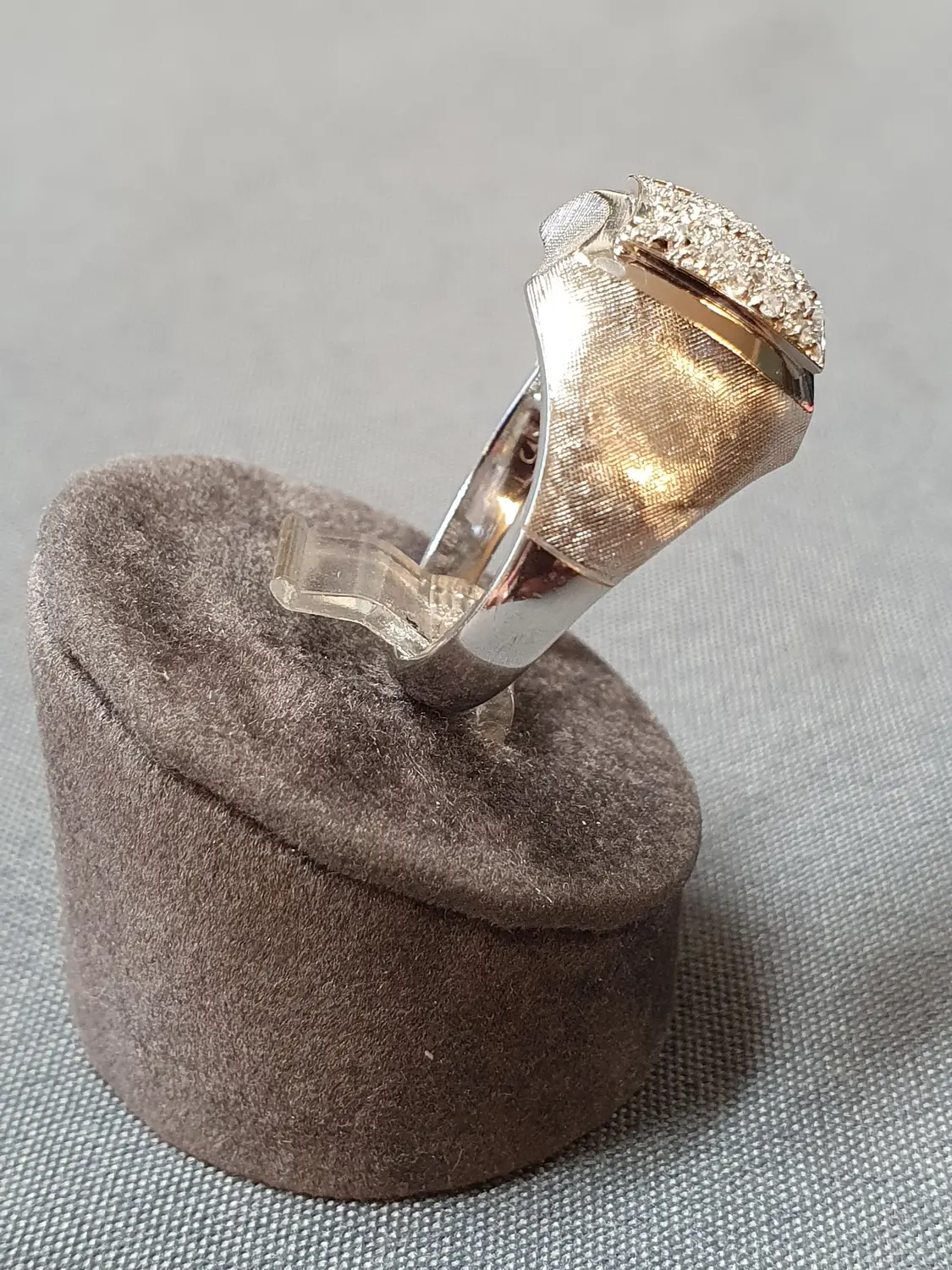 Ring med stenar 57,0 5,9gr 18Kvg