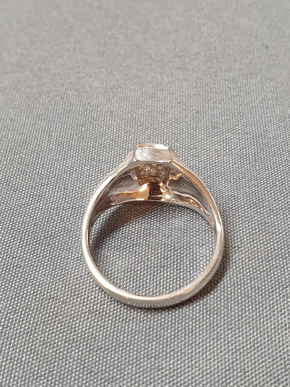 Ring med stenar 57,0 5,9gr 18Kvg
