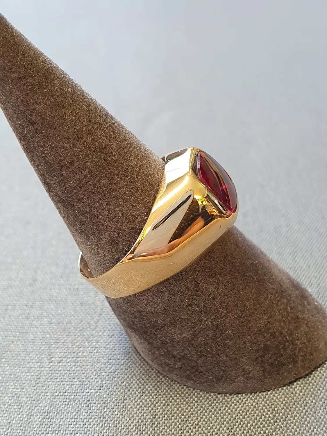 Klackring m röd sten 55,0 3,0gr 18K