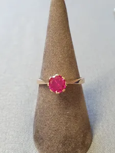 Ring m röd sten 56,0 2,9gr 18K