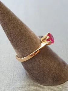 Ring m röd sten 56,0 2,9gr 18K