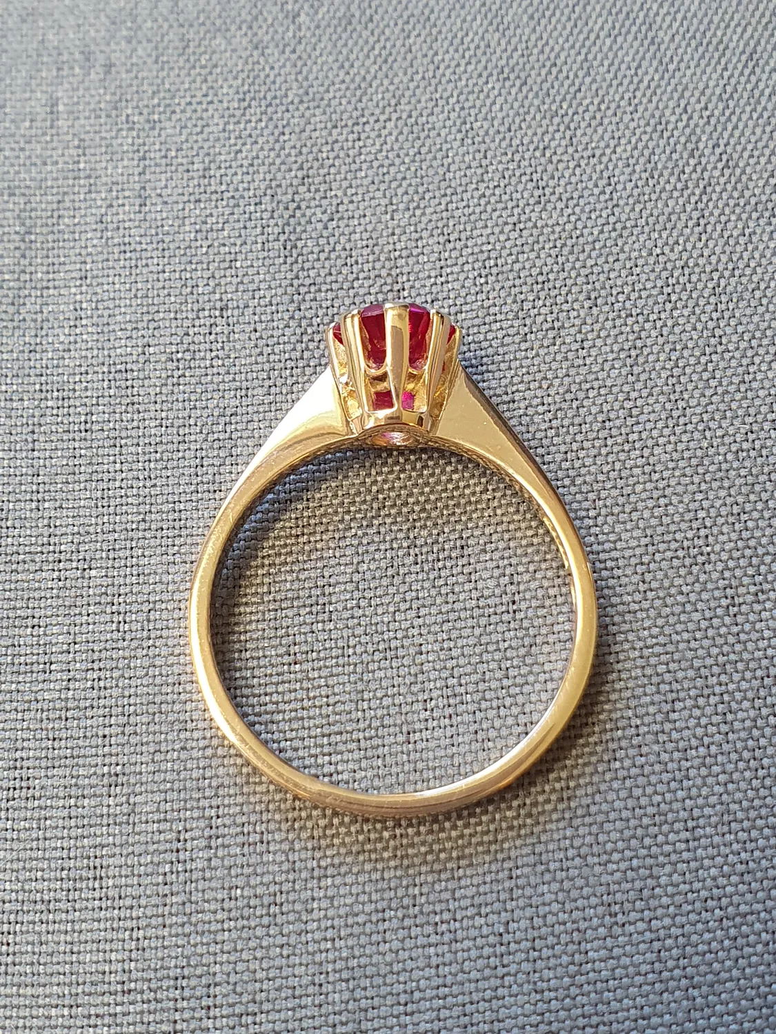 Ring m röd sten 56,0 2,9gr 18K