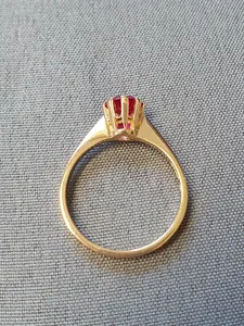 Ring m röd sten 56,0 2,9gr 18K