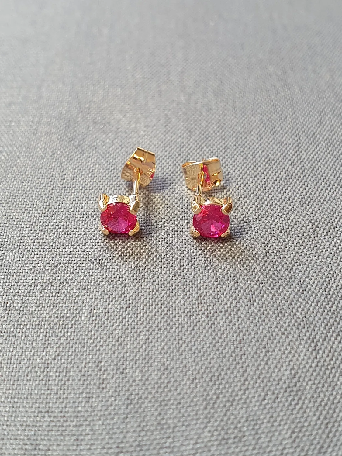 Örhänge m röd sten 0,9gr 18K