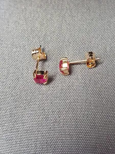 Örhänge m röd sten 0,9gr 18K