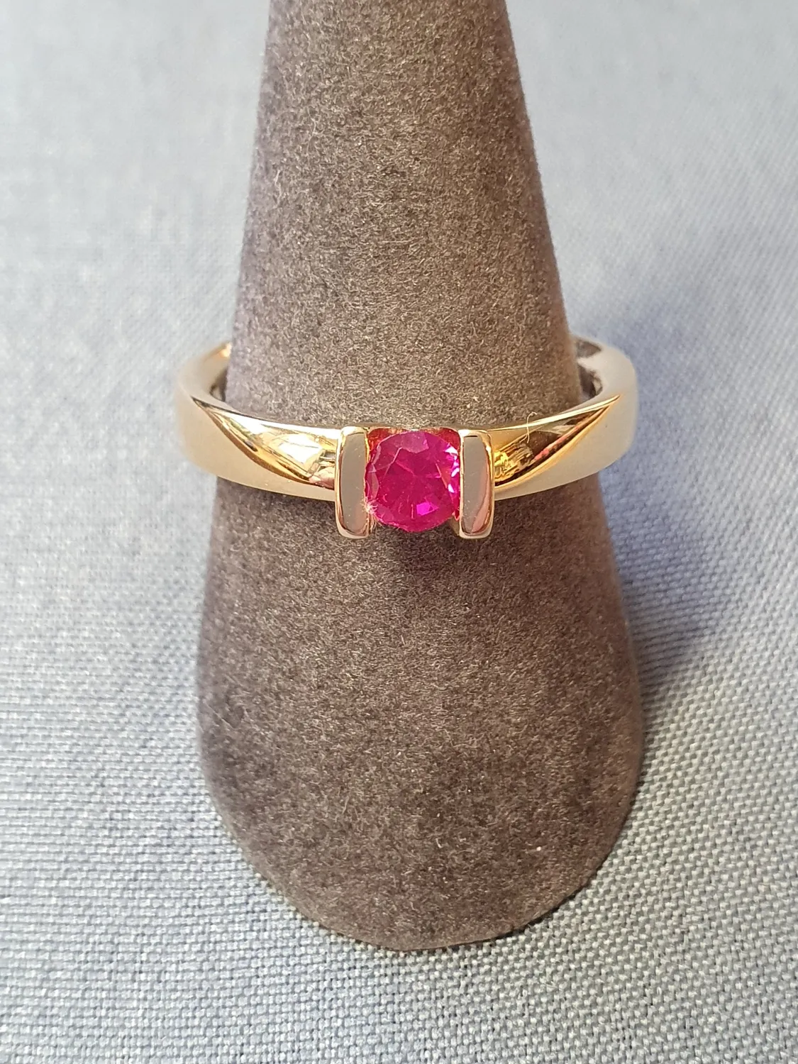 Ring med röd sten 61,0 7,2gr 18K