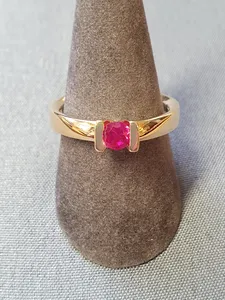 Ring med röd sten 61,0 7,2gr 18K