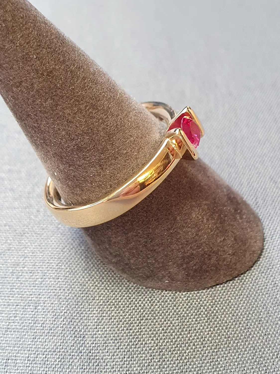 Ring med röd sten 61,0 7,2gr 18K