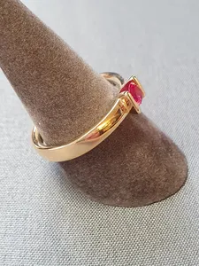 Ring med röd sten 61,0 7,2gr 18K