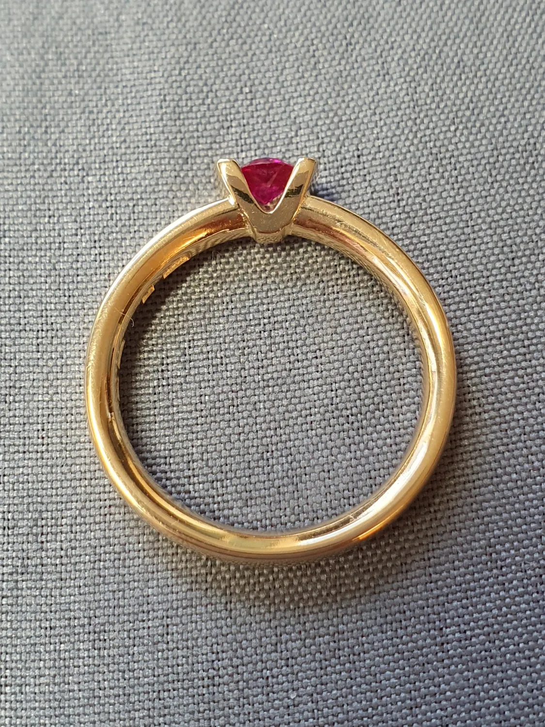 Ring med röd sten 61,0 7,2gr 18K