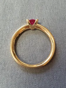 Ring med röd sten 61,0 7,2gr 18K