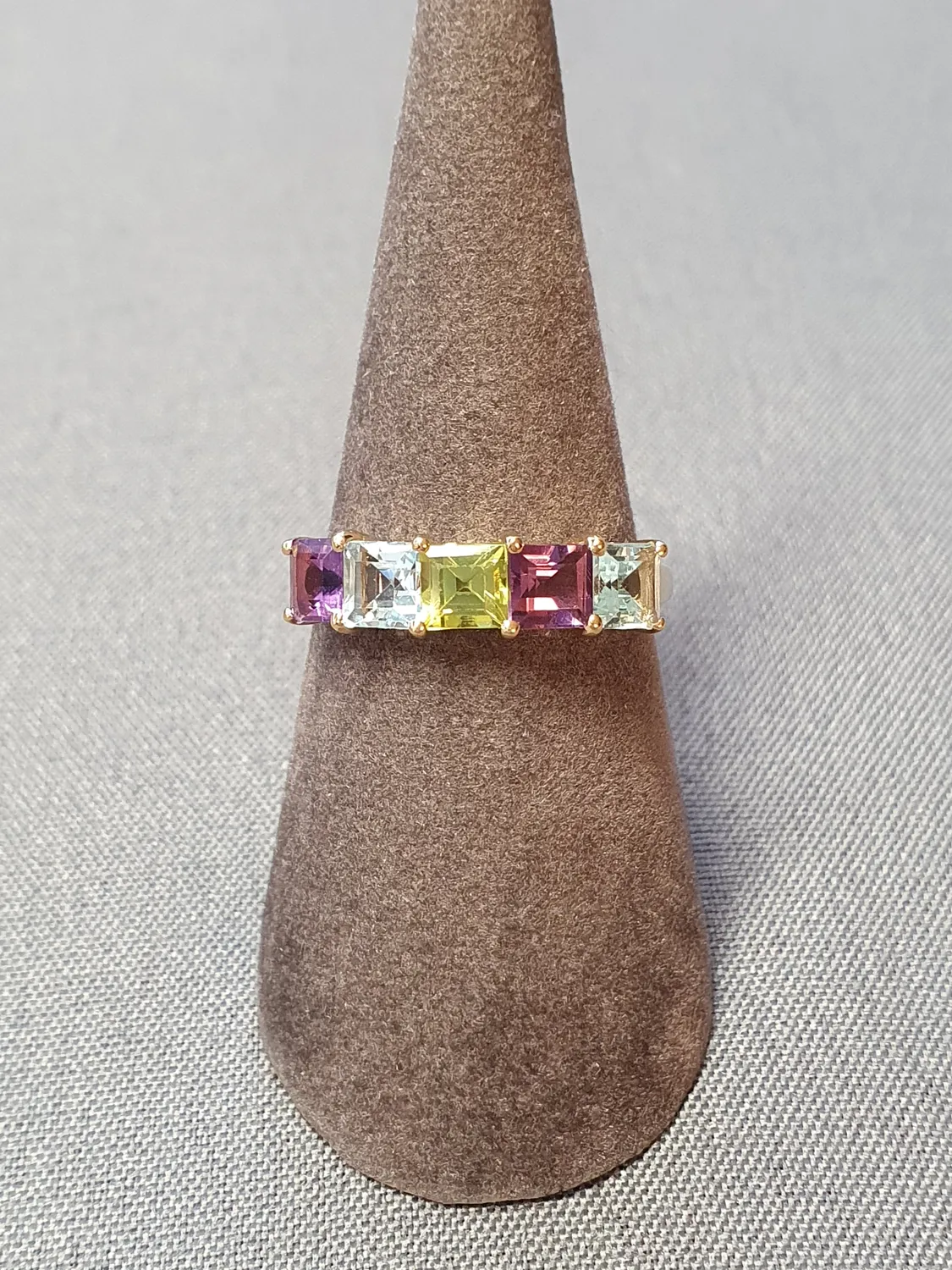 Ring med färgade stenar 55,0 2,1gr 18K