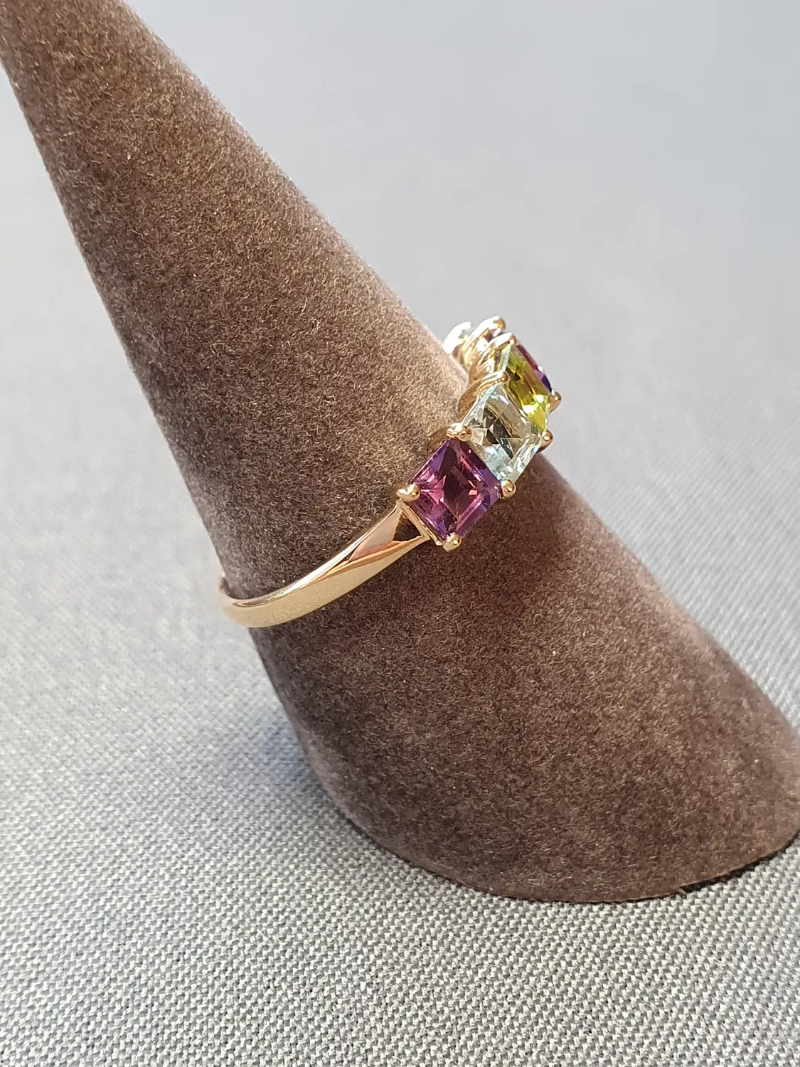 Ring med färgade stenar 55,0 2,1gr 18K