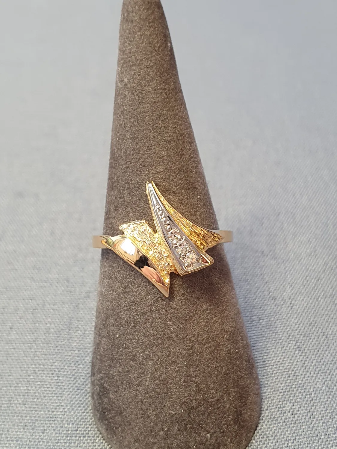 Ring med stenar 56,0 2,4gr 18K