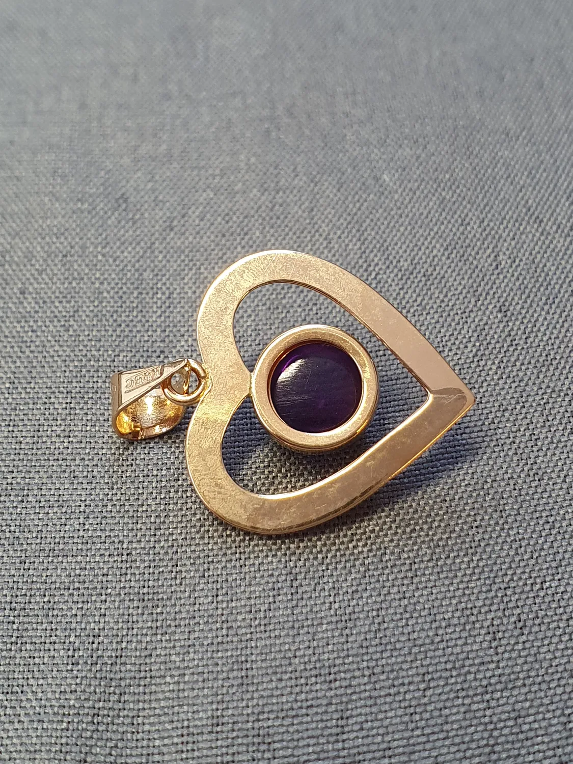 Hängesmycke hjärta m lila sten 2,3gr 18K