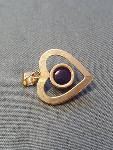 Hängesmycke hjärta m lila sten 2,3gr 18K