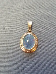 Hängsmycke camé med opal triplett 1,0gr 18K