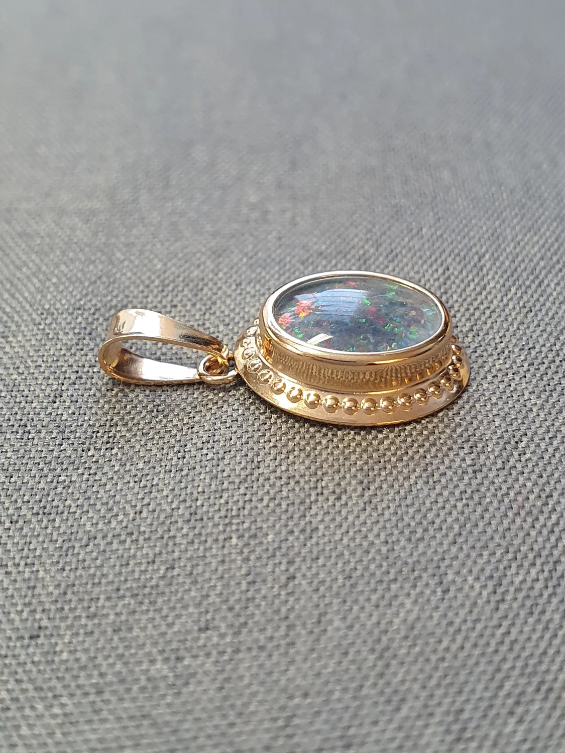 Hängsmycke camé med opal triplett 1,0gr 18K